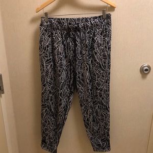 Lululemon Jogger Leggings (B&W Pattern, 6-8)